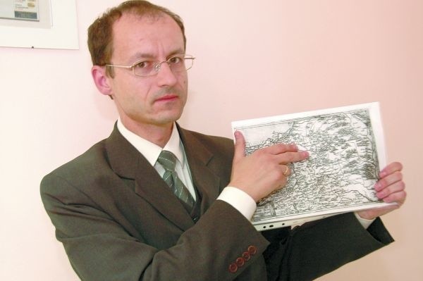 Janusz Kopaczek, prezes organizacji "Szlak Jagielloński&#8221; prezentuje mapę, z której wynika, że Bielsk Podlaski faktycznie leżał na Szlaku Jagiellońskim