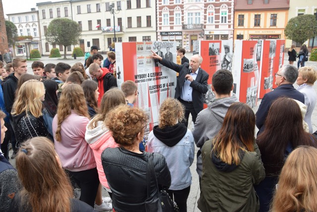 Na żnińskim rynku można oglądać wystawę „1989. Musimy wygrać!” Autorem prezentowanych zdjęć jest Jarosław Maciej Goliszewski, który gościł w stolicy Pałuk, a tym samym - dość licznie przybyłym -przybliżył historię i okoliczności powstawania swoich prac. Goliszewski to dokumentalista pierwszej „Solidarności”, stanu wojennego, kultury niezależnej, opozycji demokratycznej, spotkań Komitetu Obywatelskiego przy Lechu Wałęsie, obrad Okrągłego Stołu i początków III Rzeczypospolitej oraz czterech pielgrzymek Jana Pawła II do Polski.Ekspozycja, przygotowana przez Centrum Informacyjne Senatu, przypomina najważniejsze wydarzenia, które doprowadziły do odsunięcia od władzy komunistów i zapoczątkowały przemiany demokratyczne w naszym kraju, m.in. utworzenie Komitetu Obywatelskiego przy Przewodniczącym NSZZ „Solidarność” Lechu Wałęsie, obrady Okrągłego Stołu i jego kontestatorów, Pomarańczową Alternatywę, zjazd NSZZ Rolników Indywidualnych „Solidarność”, ponowną rejestrację „Solidarności”, studenckie demonstracje w sprawie rejestracji NZS, kampanię wyborczą i kandydatów strony solidarnościowej, przeciwników wyborów kontraktowych, pierwsze posiedzenia nowo wybranego Sejmu i Senatu, wybór Wojciecha Jaruzelskiego na prezydenta PRL, wybór Tadeusza Mazowieckiego na premiera i powołanie jego rządu, a także ostatni zjazd PZPR.W żnińskim otwarciu uczestniczył m.in. Andrzej Wybrański, który w 1989 r. został posłem na Sejm X kadencji. Z naszym miastem wiązała go m.in. praca - był nauczycielem matematyki i dyrektorem liceum. Wydarzenie przygotowało Muzeum Ziemi Pałuckiej.