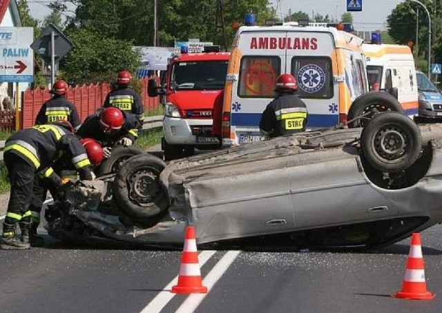 Mazda po uderzeniu w forda dachowała. Obrażeń ciała doznał kierujący nią 23-latek z Gorzyc.