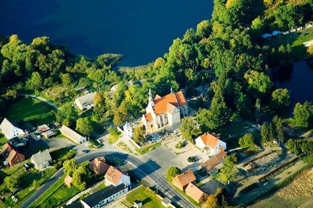 Byszewo leży na Pomorskim Szlaku Cysterskim. Istniejącą od średniowiecza wieś parafialną cystersi dostali pod koniec XIII wieku. W świątyni podziwiać można granitową XIII-wieczną romańską misę chrzcielną  