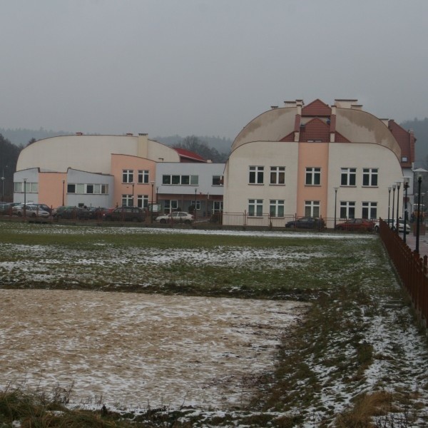 Stare plany budowy obwodnicy dla Posłowic mówiły o przebiegu trasy przez teren, gdzie obecnie stoi Zespół Szkół Ponadgimnazjalnych w Nowinach.