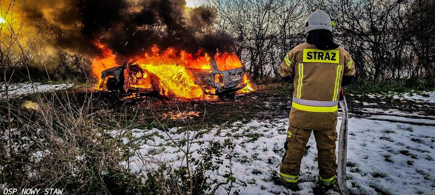 Pożar samochodu w gminie Nowy Staw