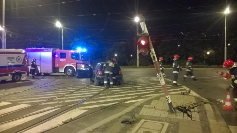 Wypadek na Jedności Narodowej. Kompletnie pijany rozbił dwa auta i uderzył w sygnalizator (ZDJĘCIA)