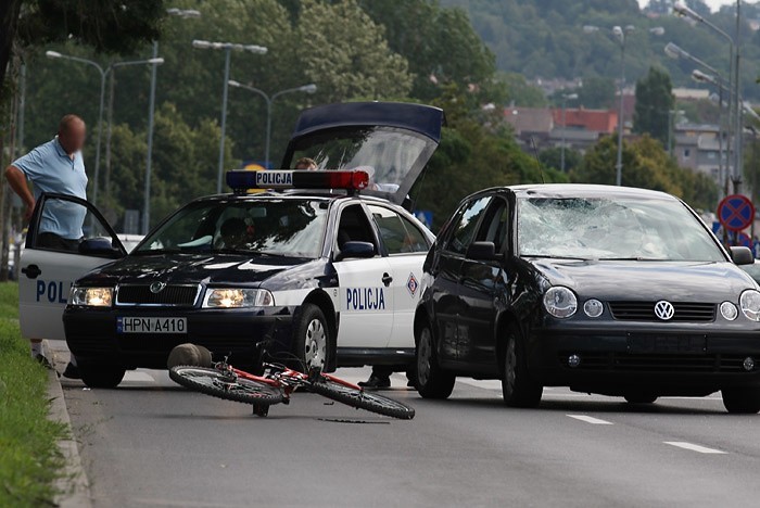 Mlody rowerzysta wpadl pod samochód na przejściu dla...