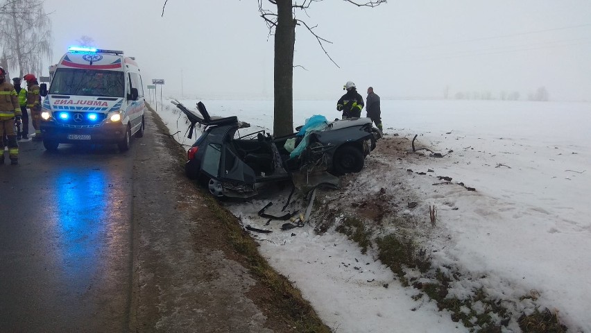 Wypadek w Grabowie, pow. ostrowski. 21.02.2021. Strażacy uwalniali dwie osoby zakleszczone w aucie