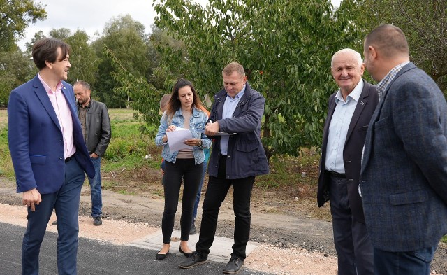 Przedstawiciele Gminy Kozienice podczas odbioru nowej drogi w Samwodziu.