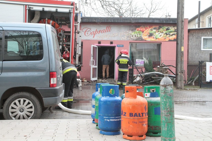 Wrocław: Spłonęła pizzeria na Klecinie. Pożar gasiły cztery zastępy straży [ZDJĘCIA]