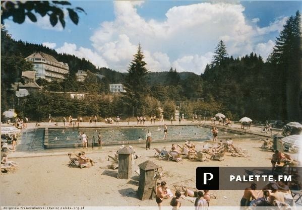 Kultowy basen przy Pułaskiego w Krynicy-Zdroju kiedyś ściągał tłumy. Teraz jest ruiną, ale z szansą na remont. Zobacz archiwalne zdjęcia