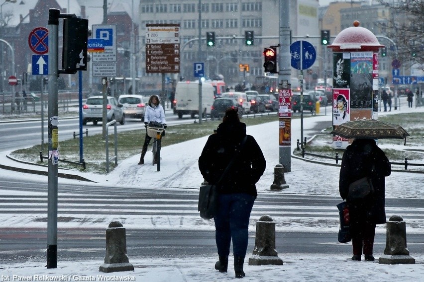 Wrocław sparaliżowany. Ślisko na ulicach. Kierowcy utknęli w ogromnych korkach (ZDJĘCIA)