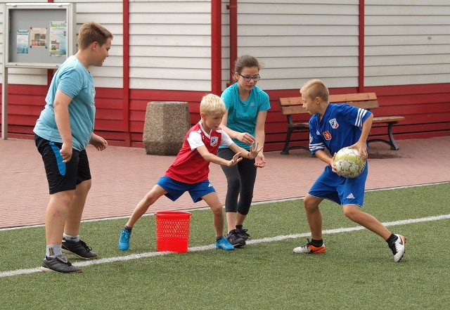 Od 1 sierpnia trwa drugi turnus "wakacji na orliku" organizowanych przez OKSiR w Świeciu. Piątkowe zajęcia wypełniły głównie ćwiczenia z piłkami.