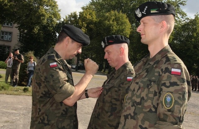 Gen. bryg. Sławomir Wojciechowski (z prawej) wręczył Gwiazdy Afganistanu dwom oficerom, którzy służyli w tym kraju - kpt. Ireneuszowi Prządce i por. Sebastanowi Kozaczukowi.