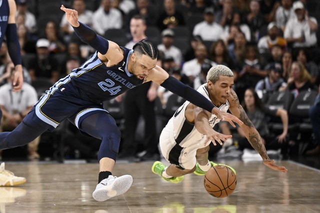 Jeremy w walce o piłkę z Dillonem Brooksem z Memphis Grizzlies (numer 24)