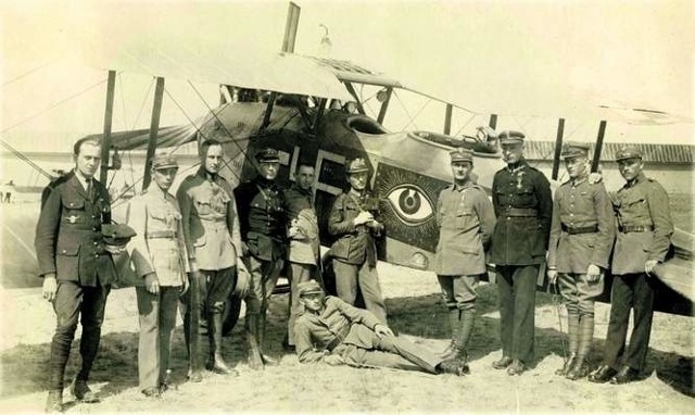 Trzeci od prawej - pchor. pil. Władysław Dittmer, który służył w 4. Eskadrze Wywiadowczej
