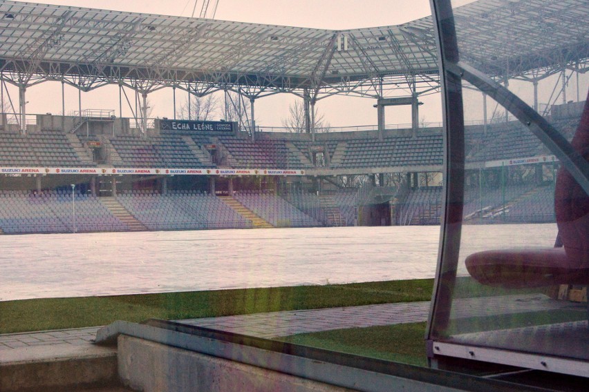 Murawa na Suzuki Arenie przygotowywana na mecze Korony Kielce. Specjalne maty wegetacyjne chronią boisko i gwarantują oszczędność [WIDEO]