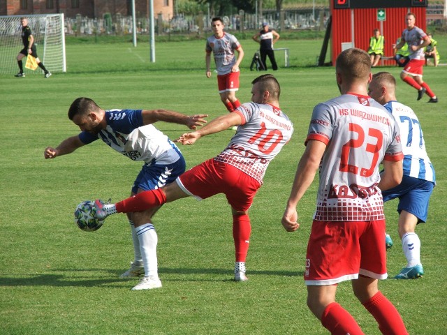 Wisła (biało-niebieskie stroje) okazała się zbyt mocna dla Wiązownicy