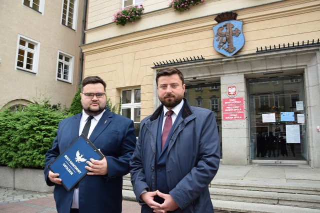 - Prezydent Opola organizuje Dzień Niepodległości Ukrainy. Mamy wiele wątpliwości w tym temacie, bo dlaczego w naszym mieście świętuje się dzień niepodległości obcego państwa – przekonywał na środowej (6.10) konferencji prasowej Daniel Szkarupski, prezes opolskiego koła Ruchu Narodowego (z lewej). Towarzyszył mu Krzysztof Tuduj, poseł Konfederacji, który zapowiedział złożenie w tej sprawie interwencji poselskiej.