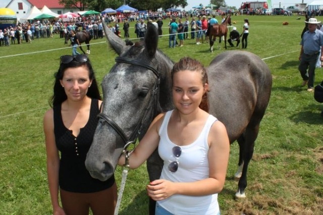 Monika i Karolina (od lewej) mają własnego konia, choć nie posiadają gospodarstwa.