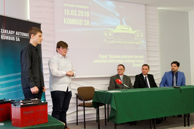 Od lewej Dawid Sygocki, Bartłomiej Soból, Sławomir Sokołowski, Tomasz Kalbarczyk i dyrektor elektronika Konrad Witkowski.