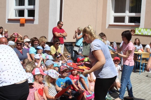 Gminne przedszkole w  Skibinie było organizatorem rodzinnego pikniku na przywitanie wakacji. Piknik zorganizowano z myślą o pomocy dla małego Bruna.  Organizatorzy stanęli na wysokości zadania i przygotowali moc atrakcji dla przedszkolaków i ich rodziców oraz zaproszonych gości - program artystyczny przygotowały przedszkolaki, których wspomógł cyrkowy artyst. GAZETA POMORSKA  WIADOMOŚCI  RADZIEJÓW  W gminie Radziejów zbudują ścieżkę rowerową za 4 mln... W gminie Radziejów zbudują ścieżkę rowerową za 4 mln złotych. Połączy Radziejów i gminę Dobre;nfDyrektor przedszkola podziękowała ludziom wielkiego serca, którzy wspomogli rzeczowo i finansowo zbiórkę na rzecz Bruna. Podczas środowego Pikniku zebrano 14525,10 zł, na leczenie przedszkolaka.Zobacz koniecznie: Na wakacje planujemy wydać mniej niż przed rokiem    