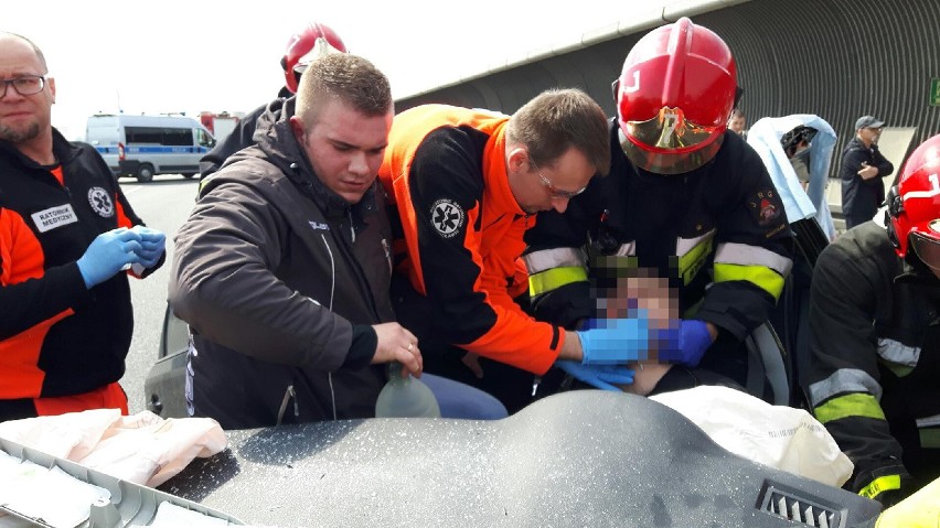 Wypadek na AOW. To on uratował życie kierowcy toyoty