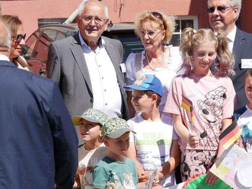 Rodzinie zastępczej z Błażejowic zepsuł się bus. Z pomocą przyszli ludzie dobrego serca. "Chciałem podziękować mojemu krajowi"