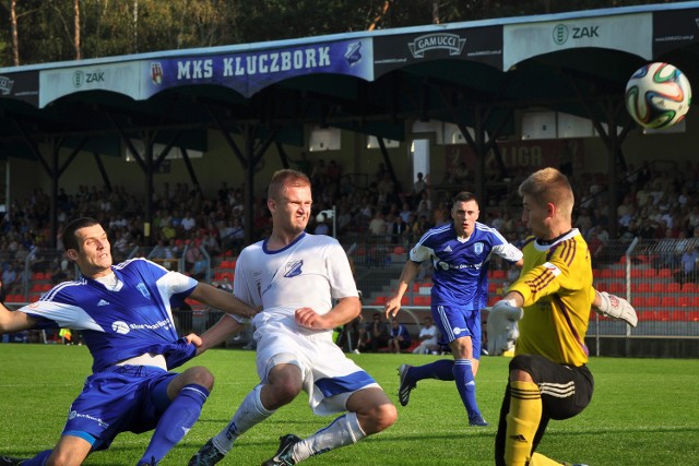 Michał Kojder (w białym stroju) często nękał defensywę gości, a w 61. min zdobył gola na 3-2.