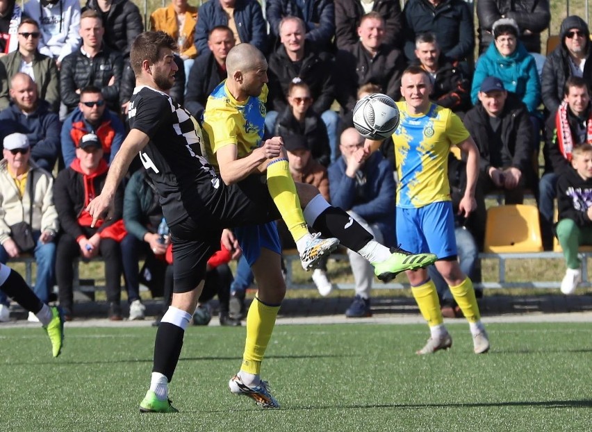 Hummel 4 liga. Po emocjonujących derbach Ponidzia AKS 1947 Busko-Zdrój pokonał Nidę Pińczów 2:0. Zobacz zdjęcia