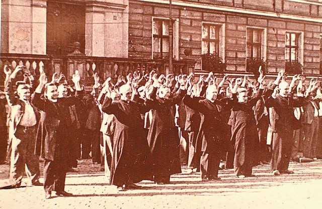 Bydgoszcz, Stary Rynek, wrzesień 1939 r. Grupa zakładników i tych, którzy zostali rozstrzelani. Czy wśród nich jest ks. Jan Jakubowski z fary?