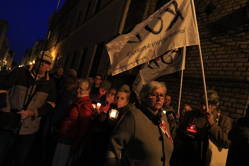 Fotorelacja z dzisiejszego protestu KOD-u pod budynkiem Sądu...