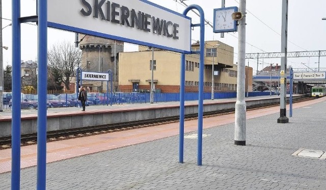 Skierniewice są drugim miastem w regionie łódzkim, gdzie odbywa się największy ruch pasażerów pociągów w skali roku. Pierwszymmiastem jest Łódź. Ale na stacji w Skierniewicach wsiada 10,2 tys. osób dziennie, a z Łodzi Fabrycznej korzysta 7,3 tys. podwóżnych.