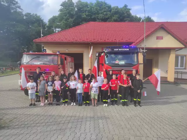 Młodzież z Wysokina w gminie Odrzywół uczciła bohaterów Powstania Warszawskiego.