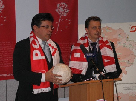 Jeszcze cztery lata temu Krzysztof Makowski i Dariusz Joński byli w polityce nierozłączni i razem, zgodnie krytykowali poczynania ówczesnych władz miasta (na zdjęciu podczas konferencji w sprawie łódzkiego, kompromitującego wniosku w sprawie organizacji Euro 2012).