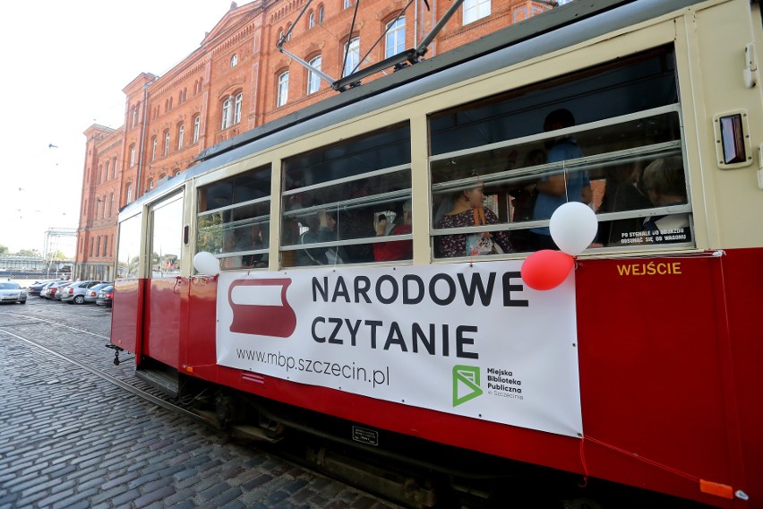 Raper Łona czytał Przedwiośnie w zabytkowym tramwaju [WIDEO, ZDJĘCIA]