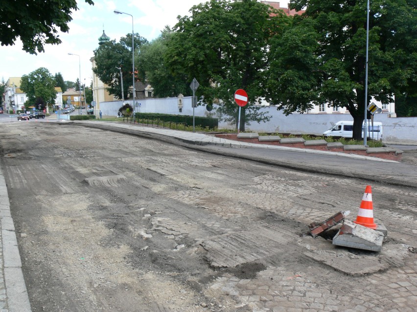 - W sąsiedztwie Bramy Opatowskiej remontowany jest chodnik,...