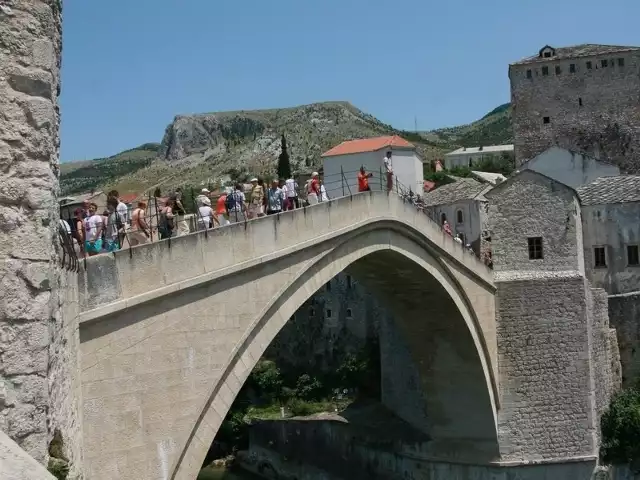 Most w Mostarze wybudowany został w 1566 r.