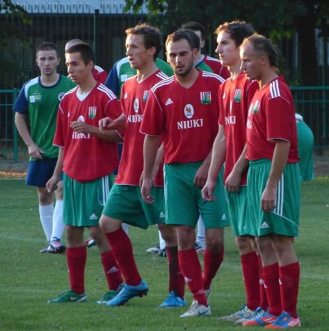 Piłkarze Sokoła Nisko (czerwono-zielone stroje) przegrali u siebie z Crasnovią Krasne.