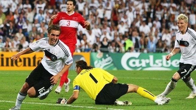 Philipp Lahm (Niemcy) zdobywa gola, który daje jego drużynie...