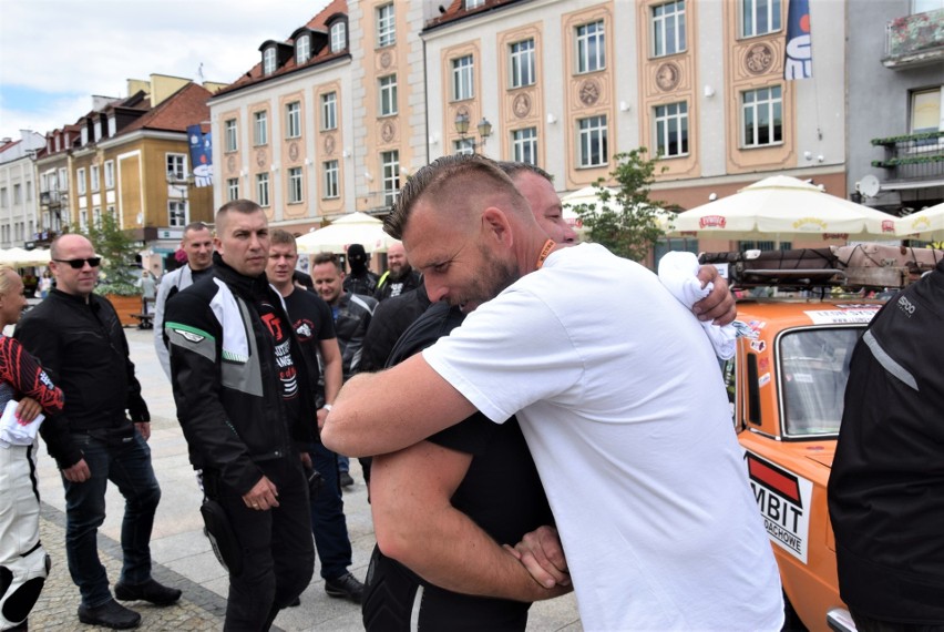 Fiatem 125p dookoła Polski. Rajd dla chorej Haneczki przejechał przez Podlaskie (zdjęcia) 