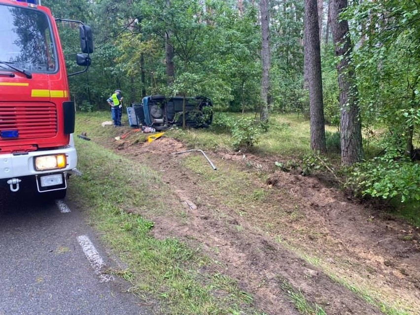 Brok. Wypadek na DK 694. Samochód dostawczy wjechał w osobówkę. Ta wypadła z drogi. Zdjęcia 23.08.2021