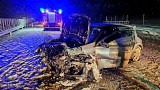 Dwie poważne kraksy na A18. Przód jednego z aut został totalnie zmasakrowany. Kierowcy: bądźcie ostrożni!