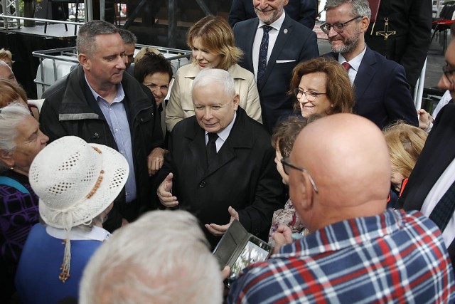 Jarosław Kaczyński po mszy świętej rozmawiał z wiernymi. Wiele osób chciało zrobić sobie z nim zdjęcie. Zobacz na kolejnych zdjęciach co się działo.