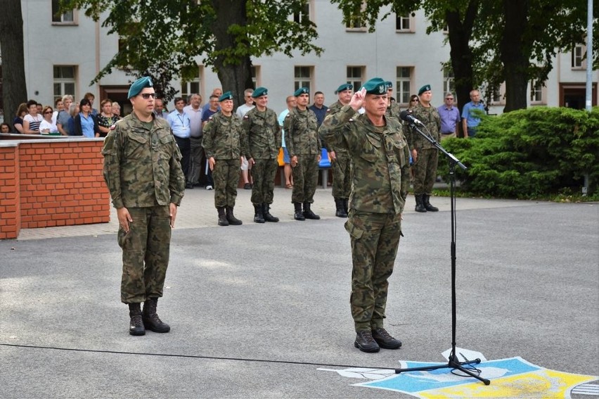 Uroczysta zbórka na terenie koszar.