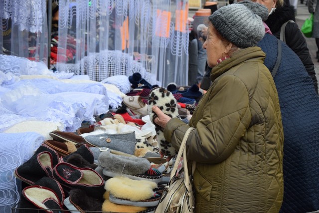 W Zielonej G&oacute;rze do niedzieli (22 grudnia) trwa jarmark bożonarodzeniowy. Stoiska czynne są codziennie od godziny 12.00 do 19.00. Co tam można znaleźć? Stroiki, haftowane obrusy, ozdoby choinkowe, bielizna, kosmetyki, biżuteria. Sprawdziliśmy, co w tym roku oferują wystawcy. Zobaczcie, może znajdziecie tam coś dla siebie i bliskich. Czytaj r&oacute;wnież: Gdzie i za ile kupisz karpia?WIDEO: Wystawa Salon Jesienny 2019 w Galeria BWA Zielona G&oacute;ra&lt;script async defer class=&quot;XlinkEmbedScript&quot;  data-width=&quot;640&quot; data-height=&quot;360&quot; data-url=&quot;//get.x-link.pl/c4b4dd9d-4c8b-5b58-038c-284ee7a3f57e,e191bc8e-d9bb-9c4b-ed68-e0b6e84de286,embed.html&quot; type=&quot;application/javascript&quot; src=&quot;//prodxnews1blob.blob.core.windows.net/cdn/js/xlink-i.js?v1&quot; &gt;&lt;/script&gt;