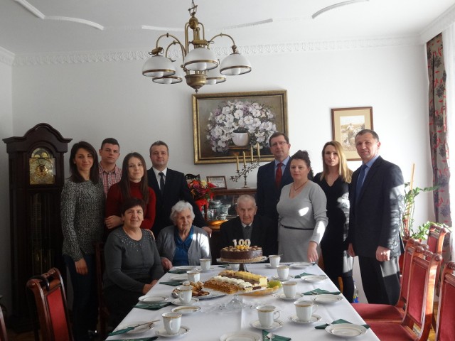 Zdjęcie z uroczystości urodzinowej  w domu jubilata. Jan Mielcarek (w środku) w otoczeniu najbliższych i gości