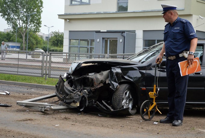 Groźny wpadek w Inowrocławiu. Samochód do kasacji