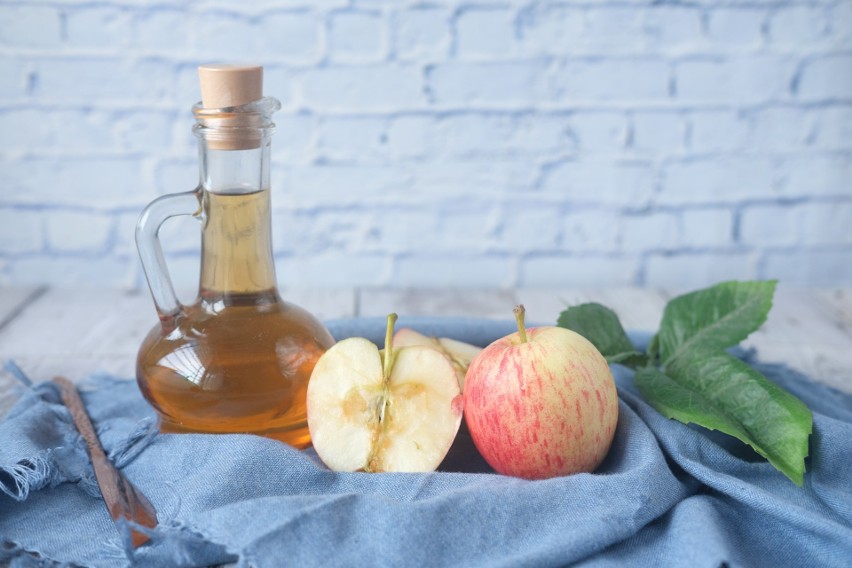 Ocet jabłkowy został poddany fermentacji, co oznacza, że...