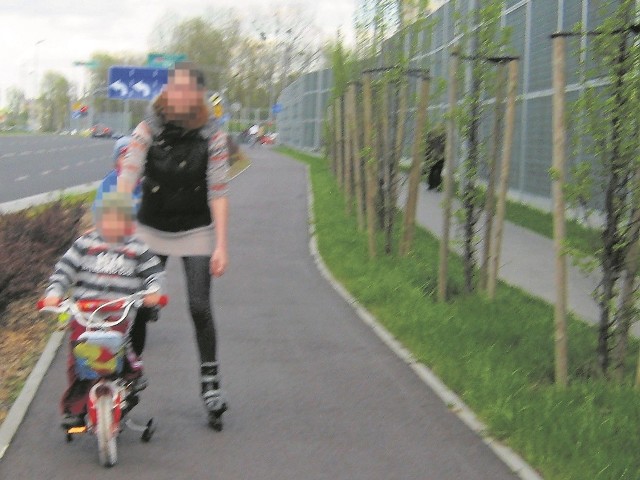 Ścieżka rowerowa w Toruniu, a obok chodnik, ale kobieta opiekująca się dzieckiem wybiera ścieżkę. To zasadniczy błąd!
