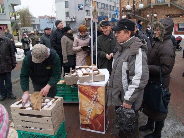 Pączki zapewnia Piekarnia Serafin. Przy scenie jest stoisko, na którym można je kupić