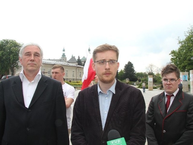 Jerzy Kenig (pierwszy z lewej) oraz Robert Winnicki (w środku) przekonywali podczas konferencji prasowej w Kielcach, że polska polityka potrzebuje radykalnej zmiany.