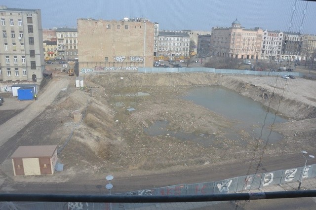 Wokół dziury w ziemi po zburzonym hotelu Centrum ciężarówki dojeżdżają na plac budowy sąsiedniego apartamentowca. Budowa Centrum Biurowego Fabryczna, która ma stanąć w jego miejscu ma rozpocząć się w połowie br.